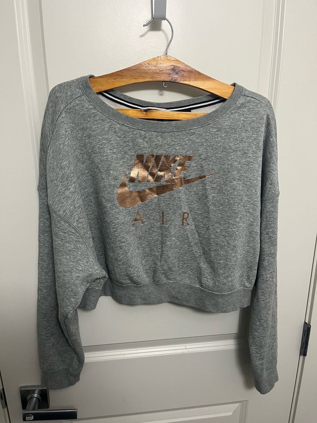 Nike Cropped Sweatshirt with gold zipper in size M