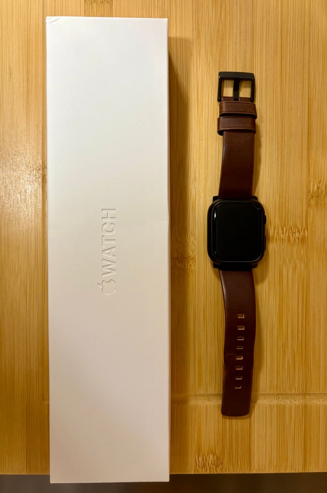 Apple Watch Series 8 GPS + Nomad Leather Band & Accessories