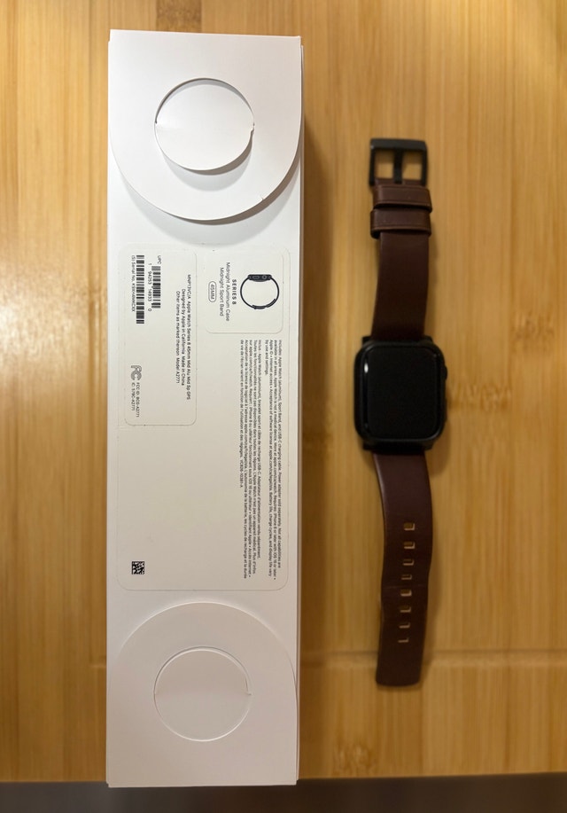 Apple Watch Series 8 GPS + Nomad Leather Band & Accessories - photo 2
