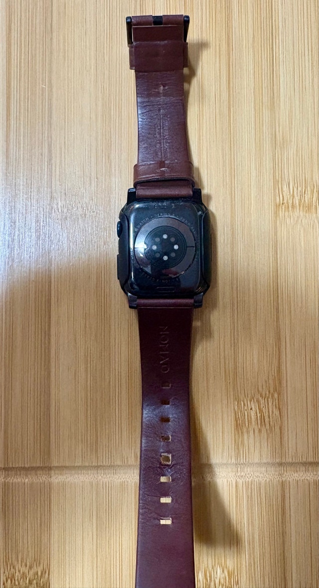 Apple Watch Series 8 GPS + Nomad Leather Band & Accessories - photo 4