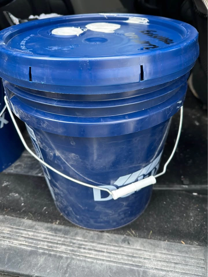 New Full Pail Latex Eggshell Paint - Off White