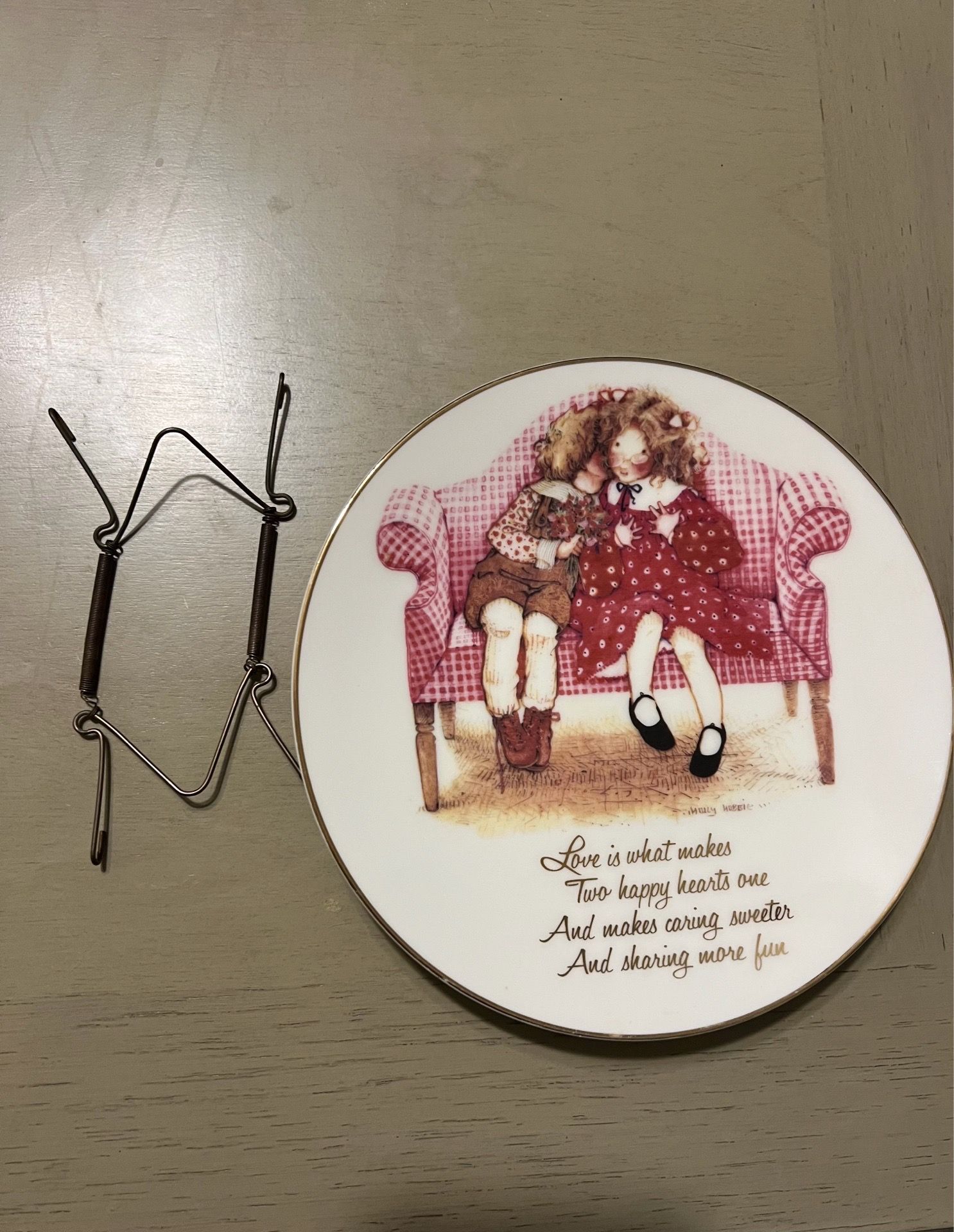 Holly Hobbie "Happy Hearts" Collector Plate – 1980 Limited Editi - photo 3