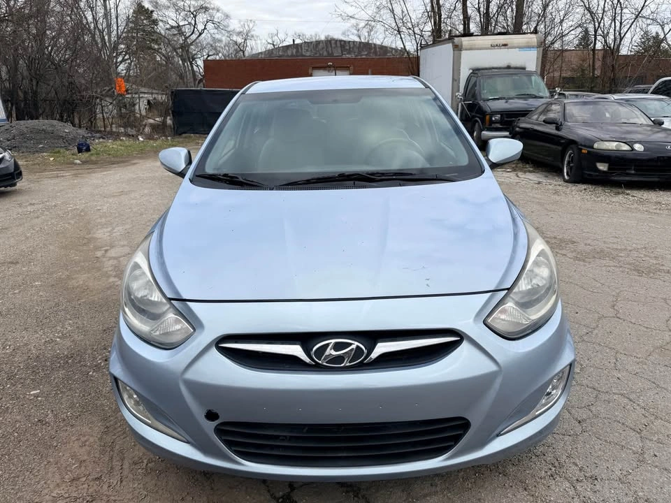2012 Hyundai Accent GLS Hatchback 2D - photo 3