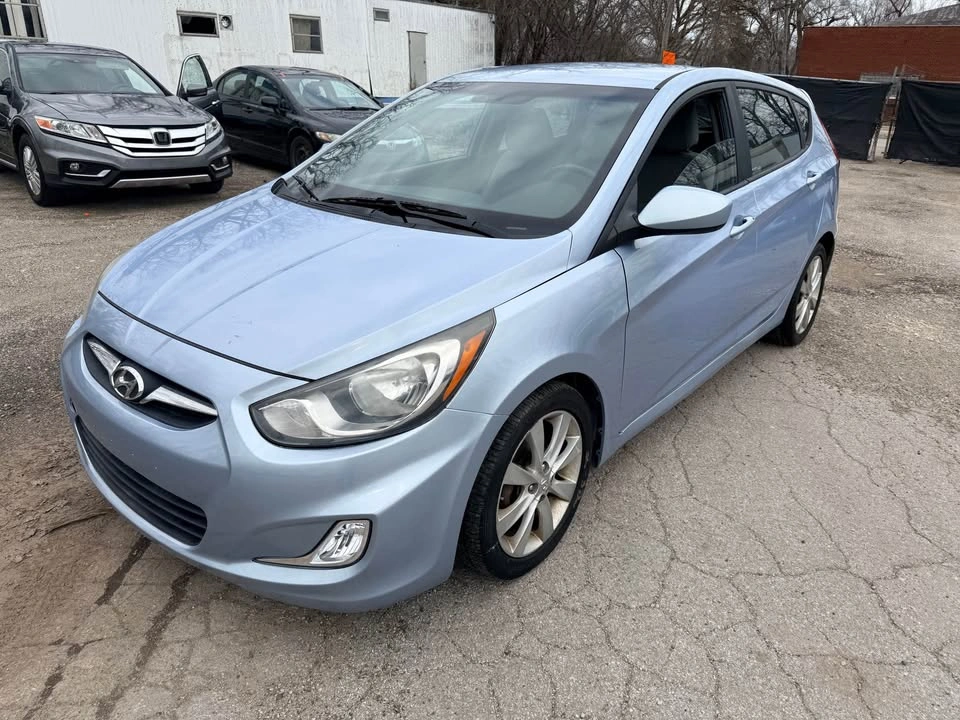 2012 Hyundai Accent GLS Hatchback 2D - photo 4