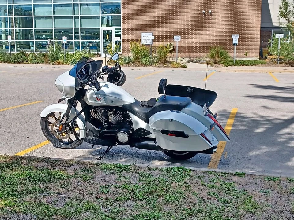 2015 Victory Cross Country 8‐Ball – Very Low KM  – $12,500