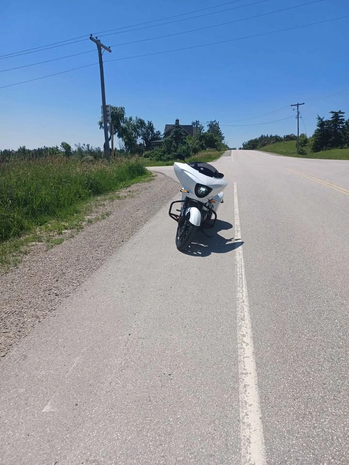 2015 Victory Cross Country 8‐Ball – Very Low KM  – $12,500 - photo 2