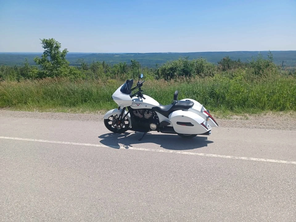 2015 Victory Cross Country 8‐Ball – Very Low KM  – $12,500 - photo 3