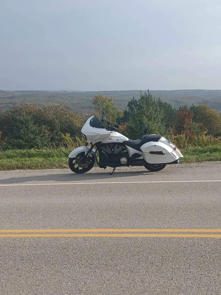 2015 Victory Cross Country 8‐Ball – Very Low KM  – $12,500 - photo 5