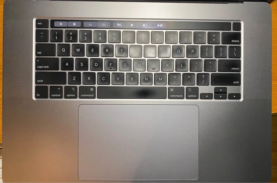 MacBook Pro 16” i9 / 16GB – 102 Cycles – AMAZING DEAL! - photo 4