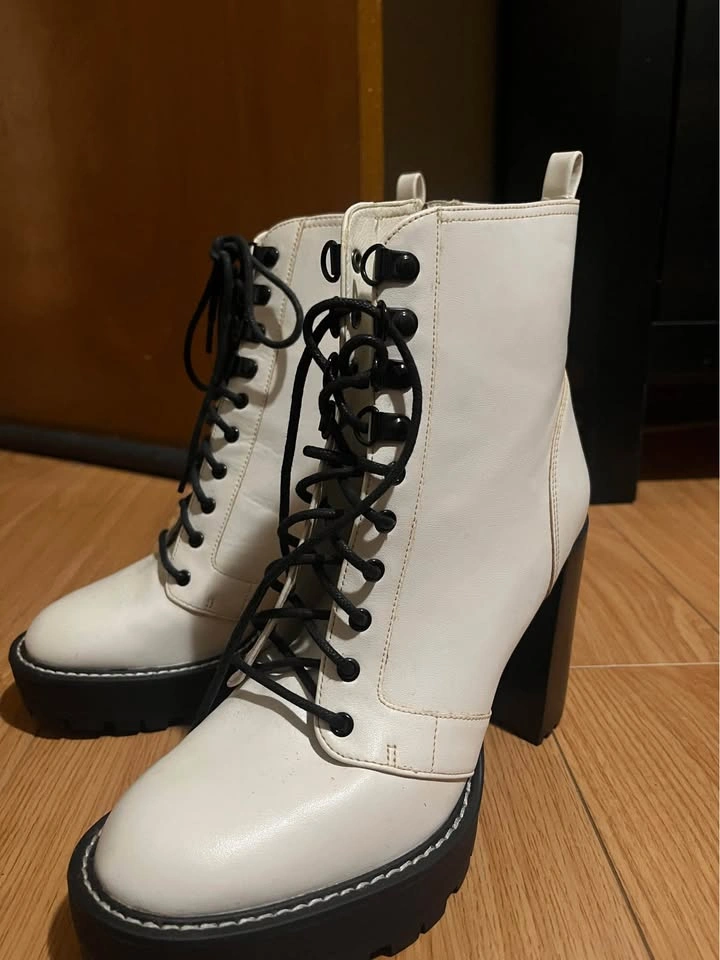 White High Heel Boots – Size 8 – Excellent Condition - photo 2