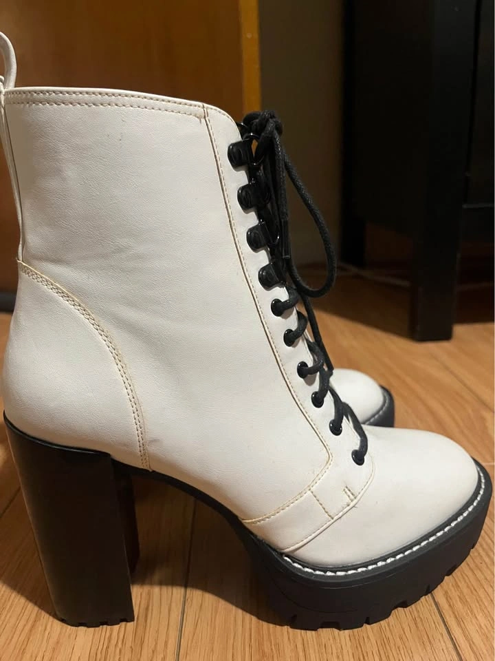 White High Heel Boots – Size 8 – Excellent Condition - photo 3