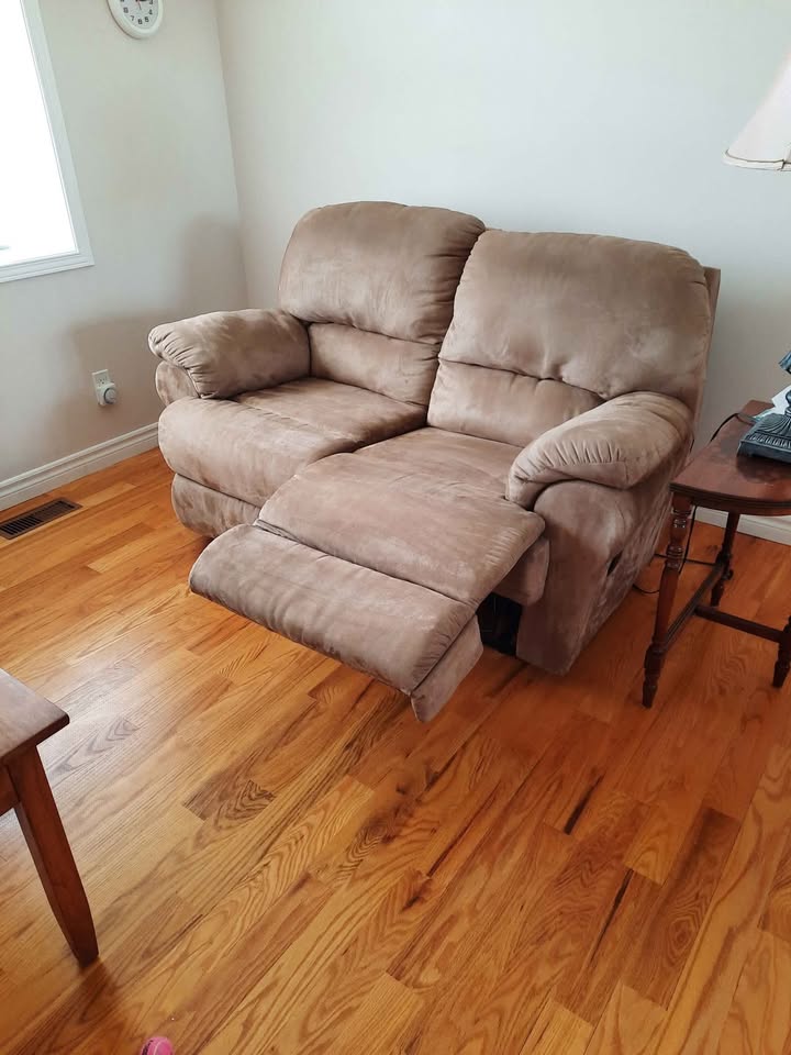 Couch - photo 2