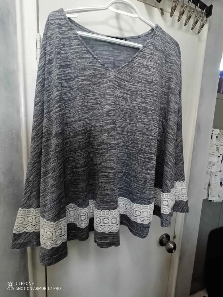 Grey V-Neck Top with White Lace Trim - photo 4
