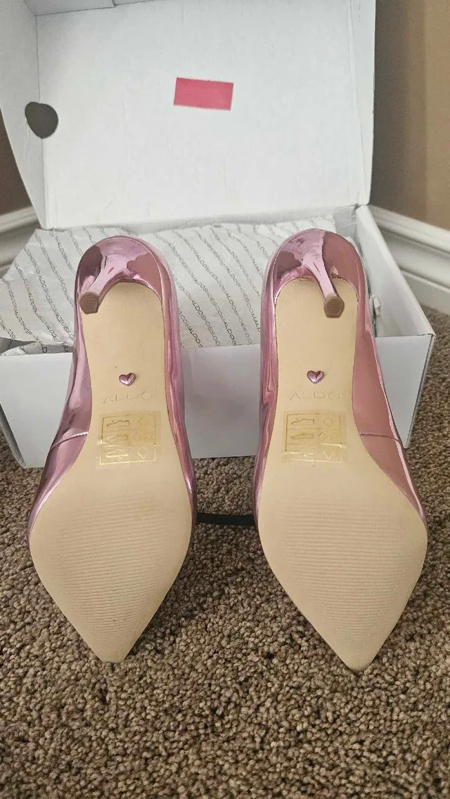 Metalic silver or pink shoes image indicator(5)