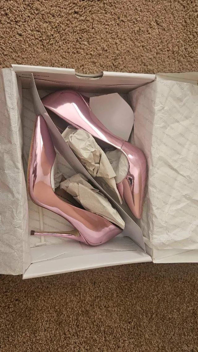 Metalic silver or pink shoes image indicator(6)