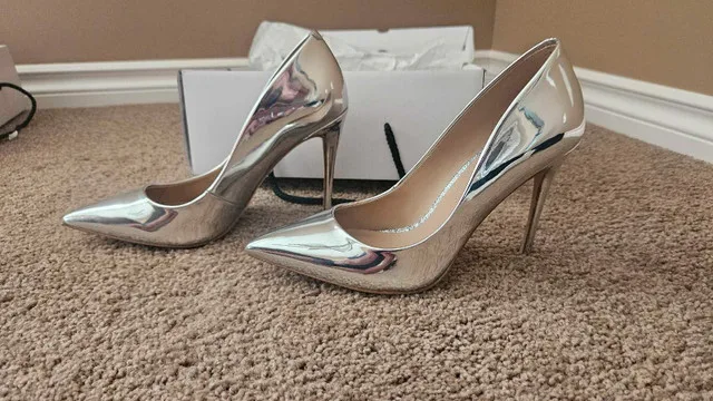 Metalic silver or pink shoes image indicator(7)