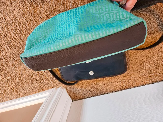 Tommy Hilfiger bag image indicator(8)