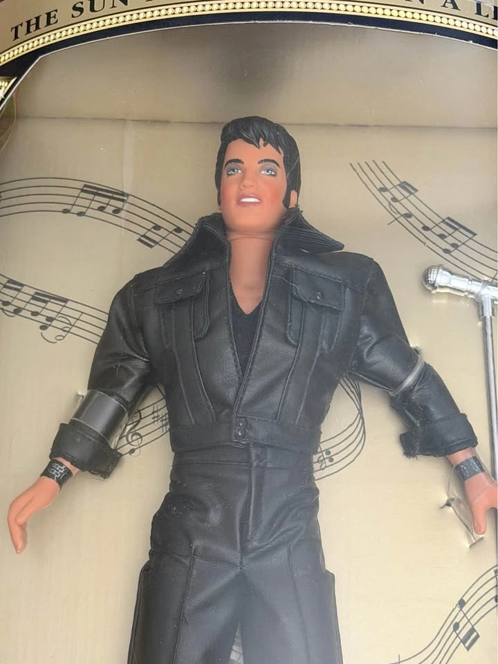 1993 Hasbro Elvis Presley '68 Comeback Collector Doll - photo 2