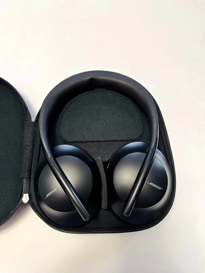 Bose Noise Cancelling Headphones 700 - Black