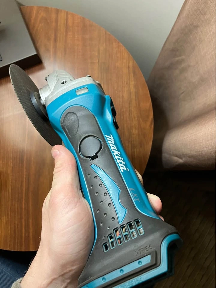 Makita Grinder (Very Good Condition) - photo 2