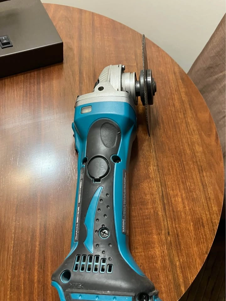 Makita Grinder (Very Good Condition) - photo 3