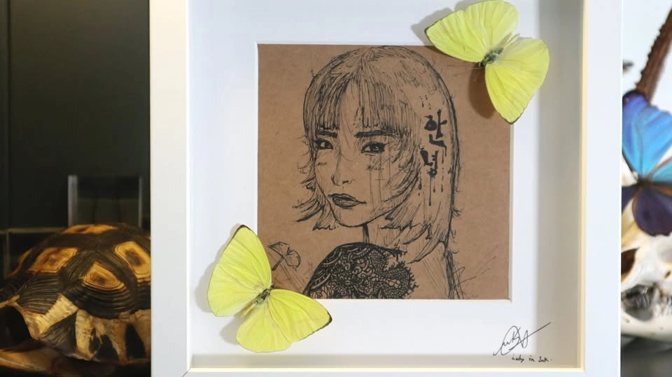Lady in Ink. Signed Illustration with 2 real Phoebis Trite Butte - photo 2