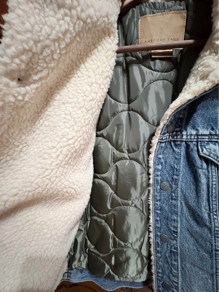 Sherpa Lined Denim Trucker Jacket - American Eagle - Size S - photo 3