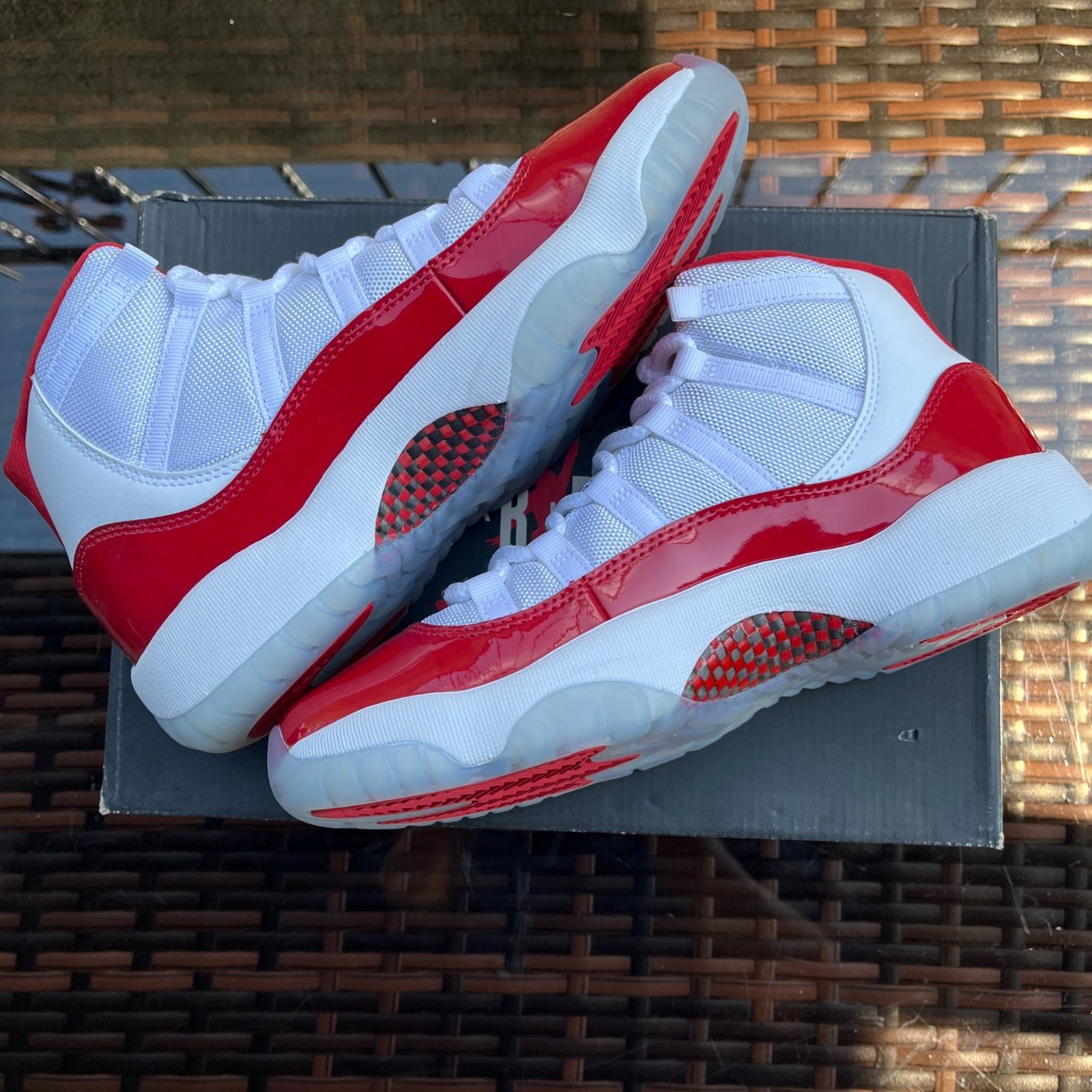 AIR JORDAN 11 RETRO (GS) Cherry size 6Y - photo 3