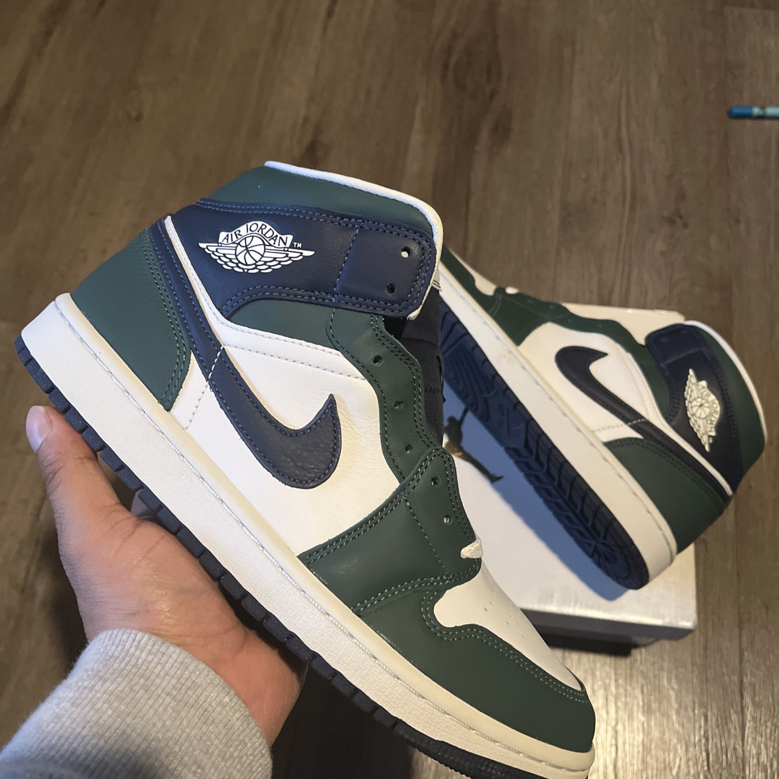 Jordan 1 Mid SE Seahawks White Green Sneakers DZ5326-300 - photo 4