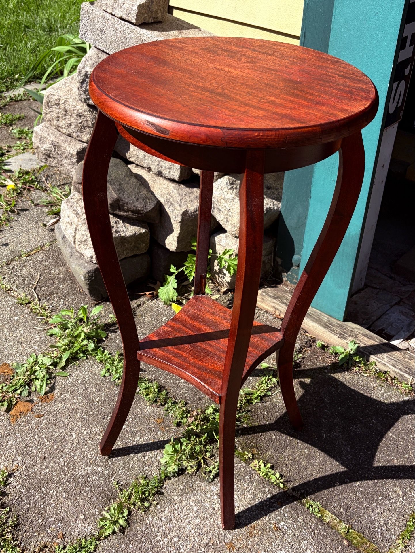 Nice pedestal table