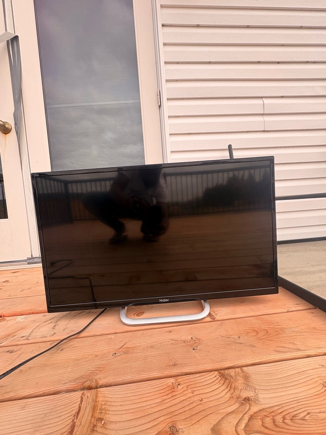32-inch HD (720p) LED TV