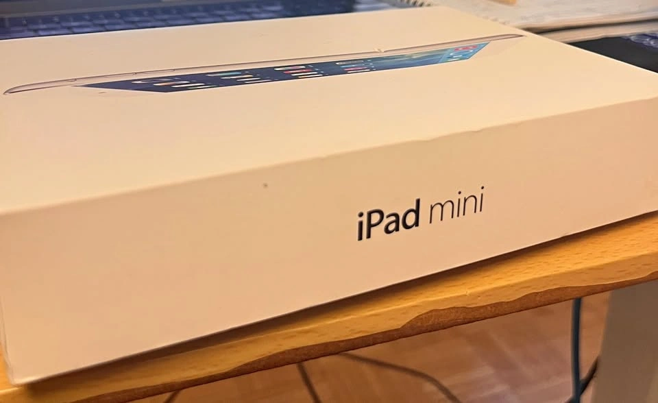 Empty Apple iPad mini & iPhone SE Boxes