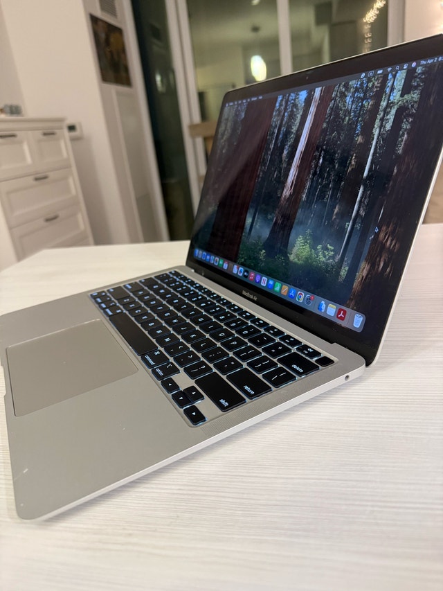 MacBook Air M1 (2020) - 512GB - 13.3” - Excellent Condition - photo 4