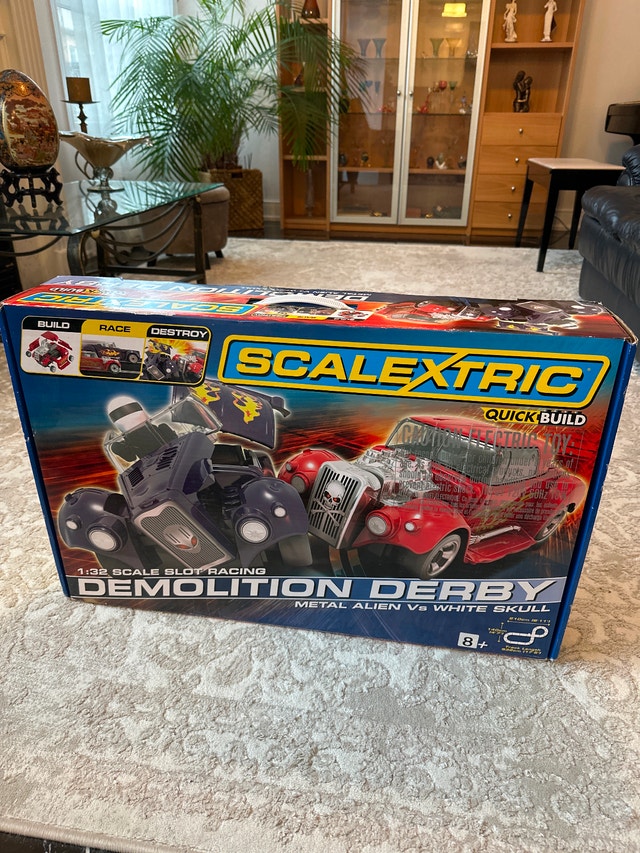 Scalextric 1:32 Slot Racing Demolition Derby Set - photo 2