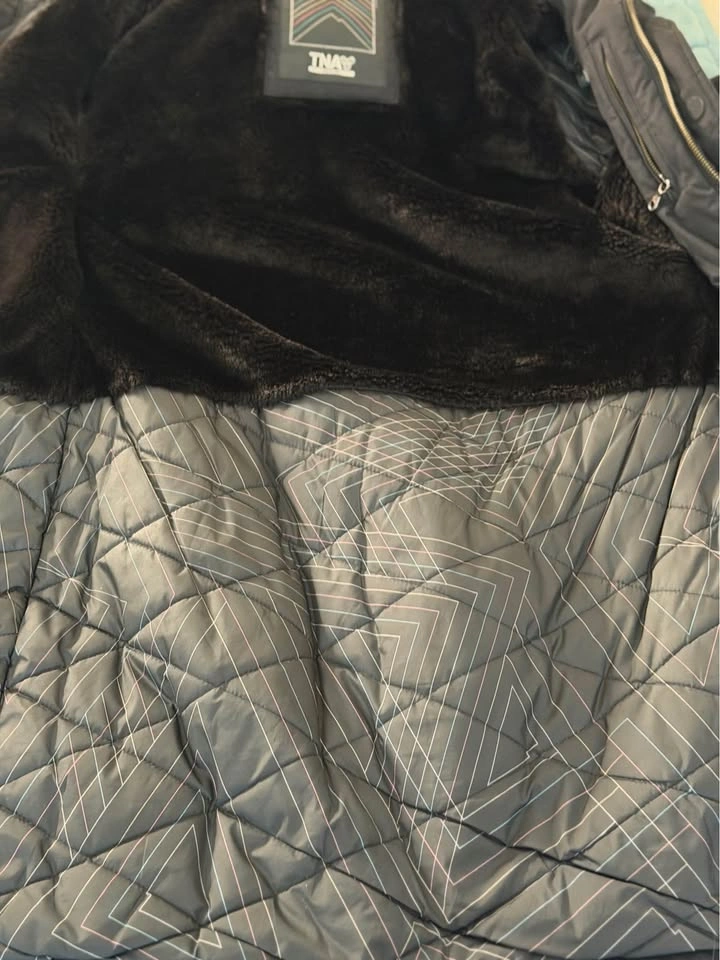 Aritzia TNA Ladies Winter Coat Size Medium - photo 5