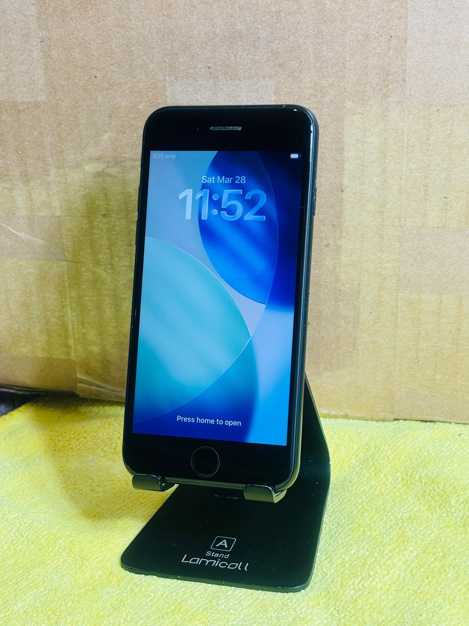 Apple iPhone SE 64GB 2nd GEN Factory Unlocked - photo 3