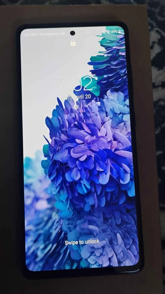Unlocked Samsung S20 FE - photo 2