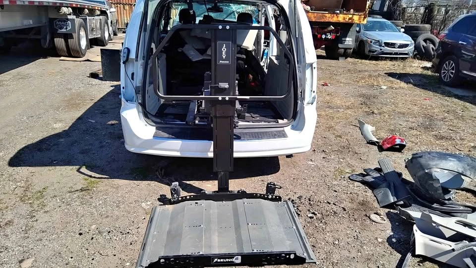 Bruno JOEY vsl4400 Wheelchair Lift for Caravan/Grand Caravan