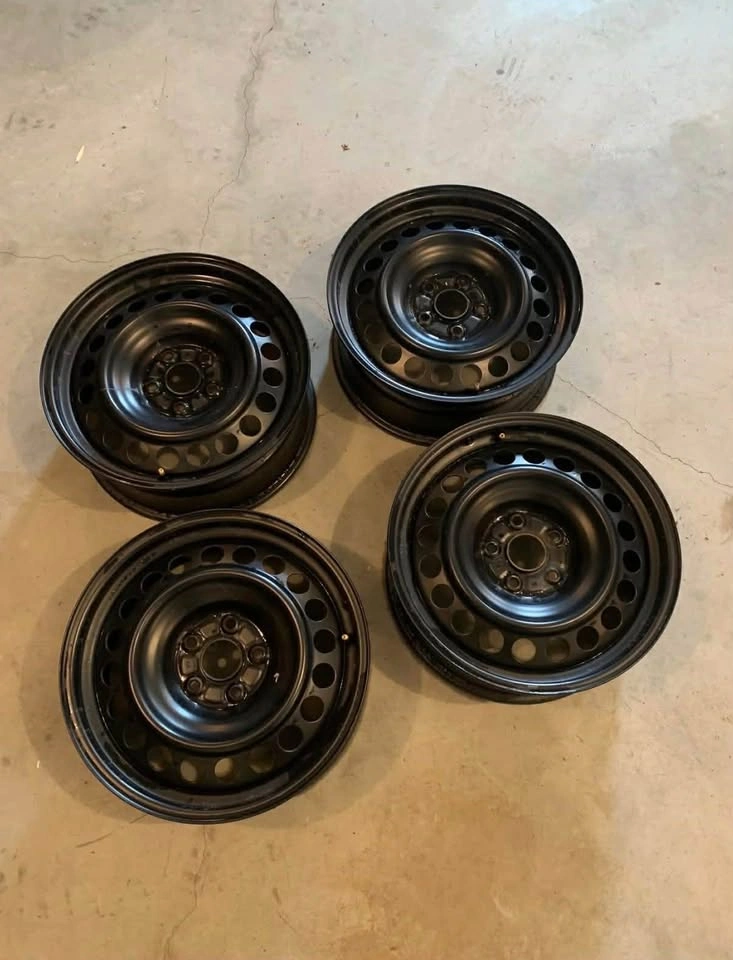 Toyota Steel Rims and Hubcaps - 15 inch - photo 2