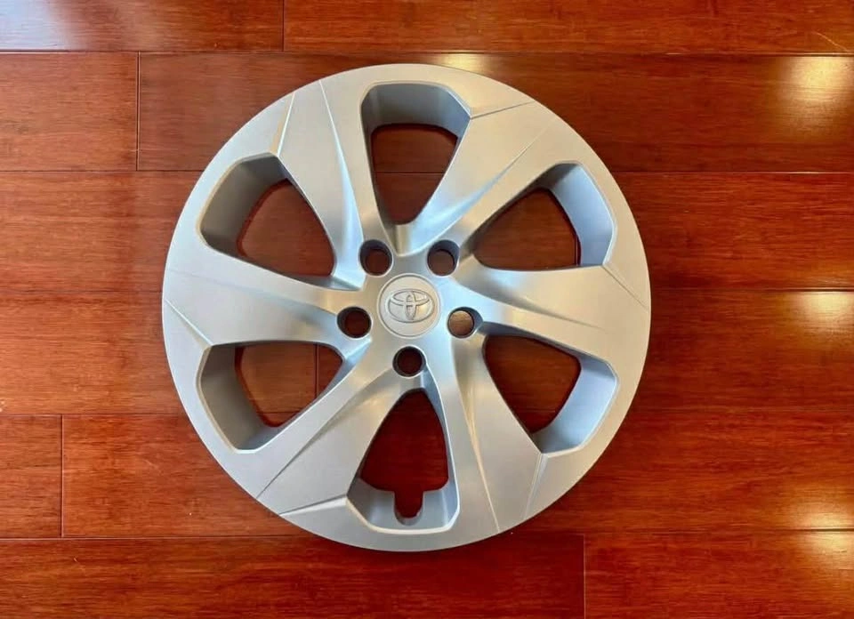 Toyota Steel Rims and Hubcaps - 15 inch - photo 3