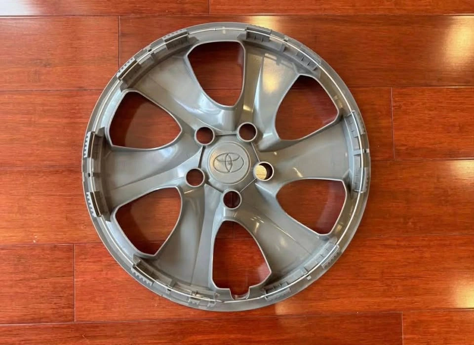 Toyota Steel Rims and Hubcaps - 15 inch - photo 5