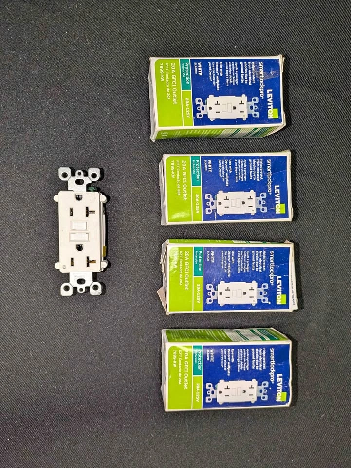 Leviton SmartlockPro 20A GFCI Outlet 7899-KW