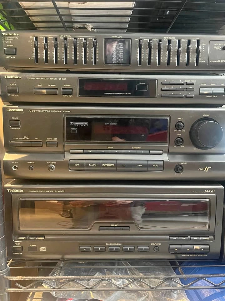 Vintage Technics Stereo System – Amp, Equalizer, Tuner & CD Chan