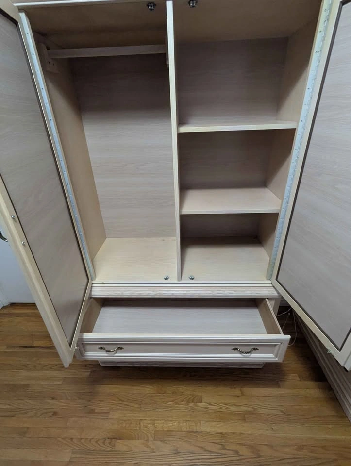 Queen Bedroom Set – Cream/White Oak – Excellent Condition - photo 3