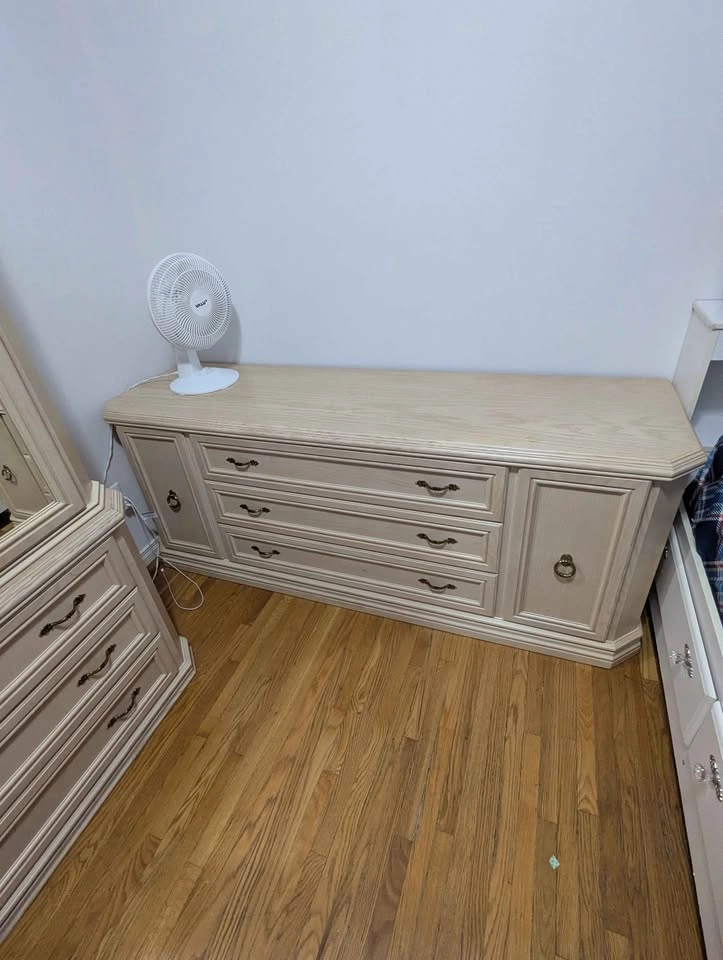 Queen Bedroom Set – Cream/White Oak – Excellent Condition - photo 4