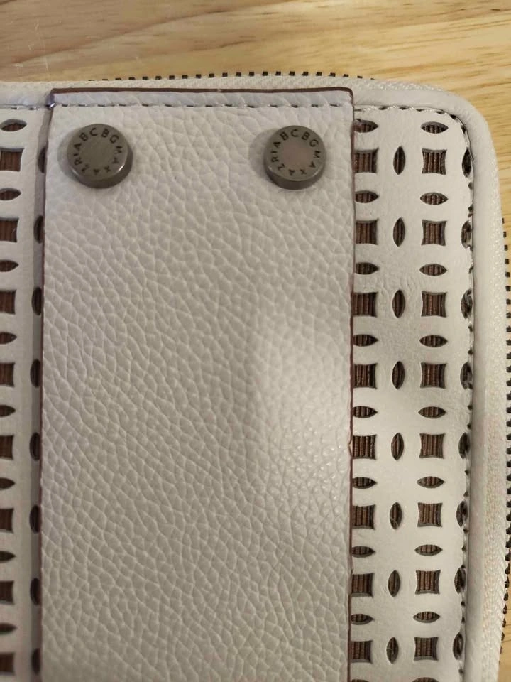 BCBG Maxazria White Leather Wallet Coin Zipper Women Fashion