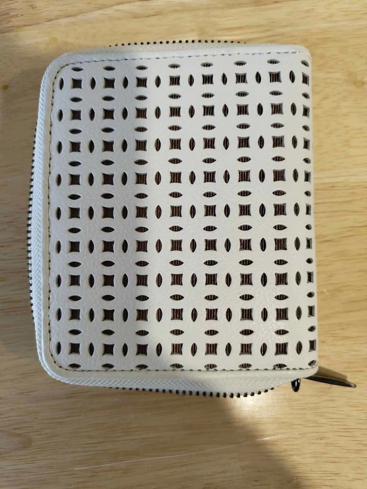 BCBG Maxazria White Leather Wallet Coin Zipper Women Fashion - photo 2