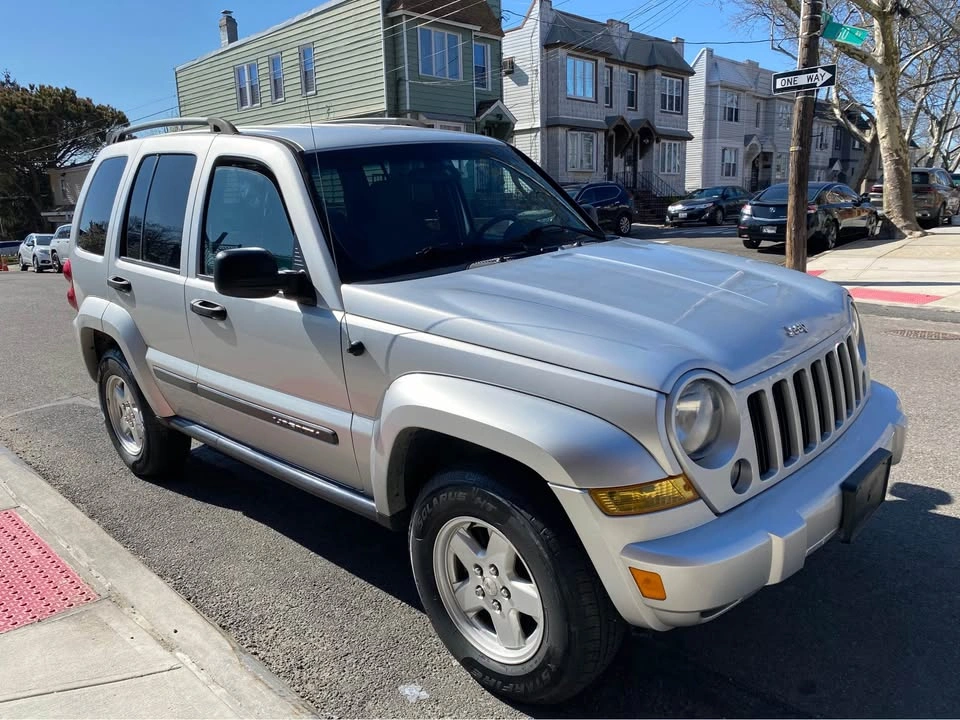 2007 Jeep Liberty Sport SUV 4D - photo 2