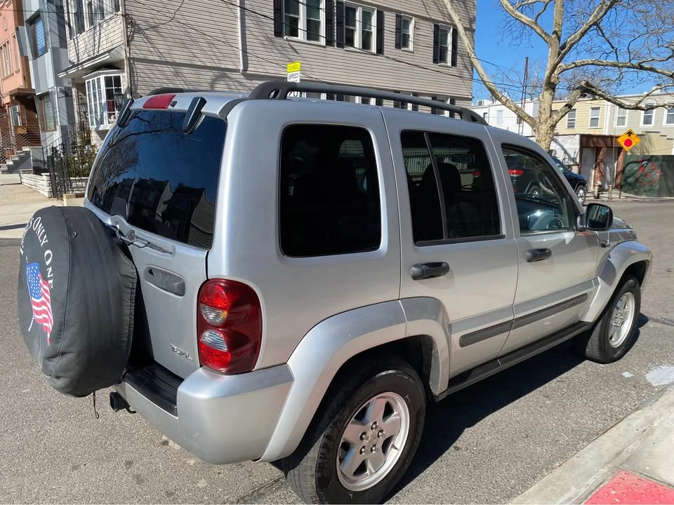 2007 Jeep Liberty Sport SUV 4D - photo 3