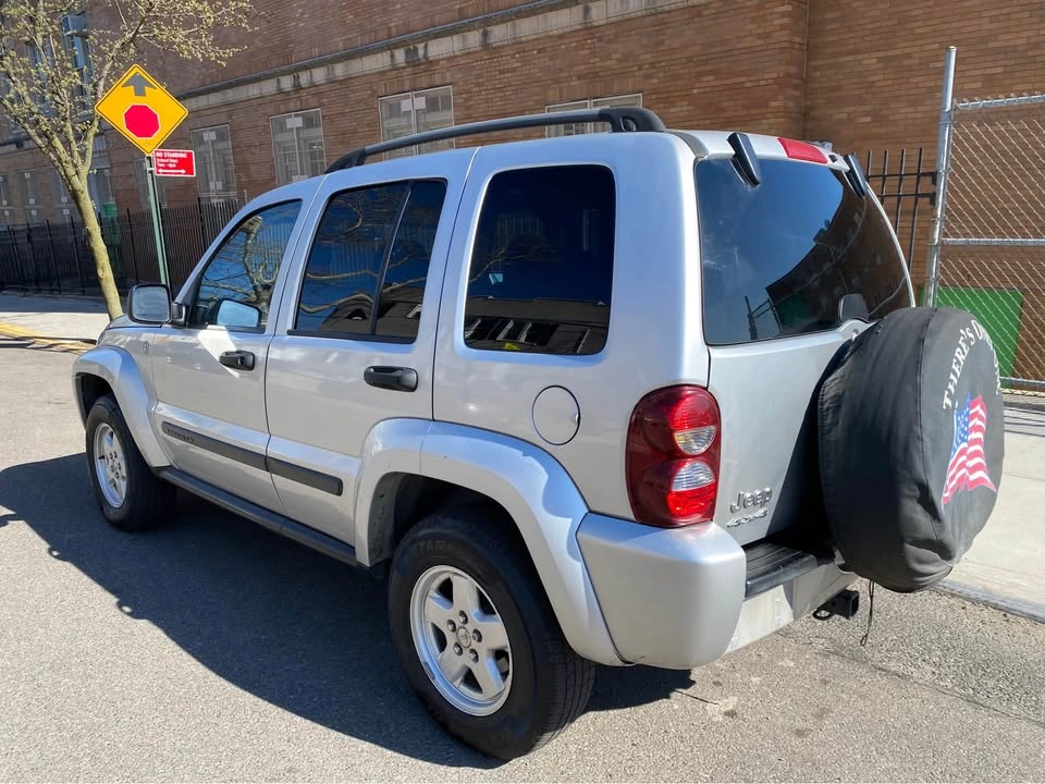 2007 Jeep Liberty Sport SUV 4D - photo 4